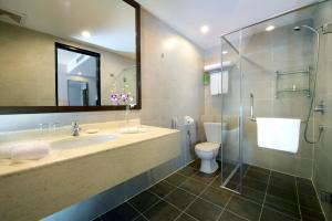 吉隆坡富丽华国际管理大酒店的一间带水槽、卫生间和淋浴的浴室