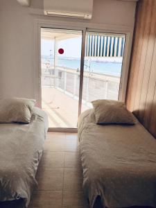 拉皮内达Pineda Beach PORT AVENTURA的海滩景客房 - 带两张床