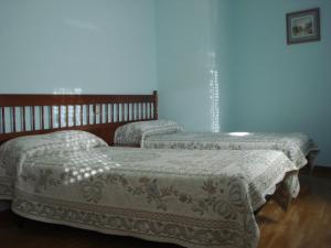 莱昂Hostal ** EC León的蓝色墙壁客房的两张床