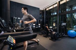 新加坡Village Hotel Sentosa by Far East Hospitality的跑在健身房跑步机上的人