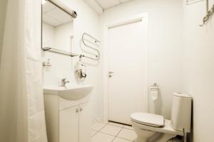比尔什托纳斯Jazz Time Studio的白色的浴室设有卫生间和水槽。