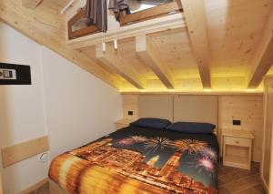 瓦尔迪登特罗Casa Viola的一间带一张床的卧室,位于带木制天花板的房间内