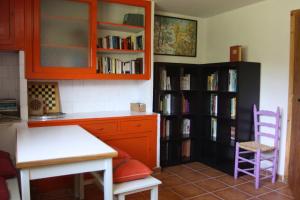 列斯多明戈旅馆的厨房配有桌椅和书架