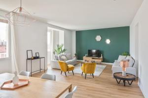 马德里Canaan Boutique Apartments Madrid的客厅配有沙发和桌子