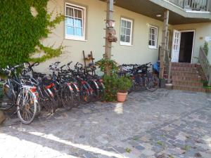 巴特贝尔卡Landhauspension Rank的停在大楼外的一群自行车