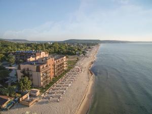 克兰内沃Effect Algara Beach Resort - Ultra All Inclusive and Free Parking的享有海滩的空中景色,包括建筑和水