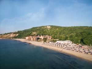 克兰内沃Effect Algara Beach Resort - Ultra All Inclusive and Free Parking的享有海滩的空中景致,配有遮阳伞和椅子