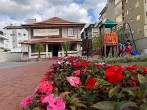 波梅罗迪Pousada Casarão Schmidt的一座建筑前的鲜花花园