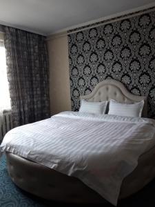奥尔吉BULBUL JAMAK TRAVEL hostel的卧室配有一张白色大床和床头板