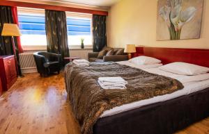 皮特奥Skoogs City BnB的酒店客房设有一张大床和一间客厅。