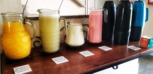 上波苏上波苏旅馆的四瓶装有不同种类果汁的玻璃瓶