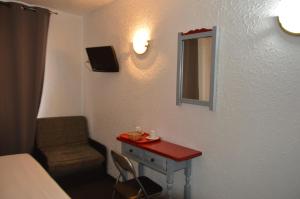 帕斯底拉卡萨熊猫酒店的配有桌子、镜子和椅子的房间