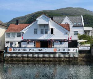 SeljeFrimannsbuda的水体上的船屋