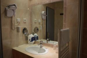 帕斯底拉卡萨熊猫酒店的浴室设有水槽、电话和镜子