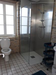 圣玛丽-迪蒙LE PIGEONNIER UTAH BEACH的带淋浴和卫生间的浴室