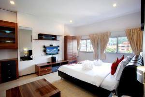 芭东海滩U Sabai Living Hotel - SHA Certified的酒店客房,配有床和电视