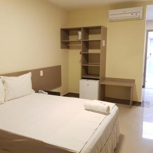 Paracambi帕拉坎比顶级酒店的卧室配有一张白色大床