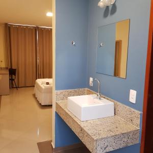 Paracambi帕拉坎比顶级酒店的浴室设有白色水槽和镜子