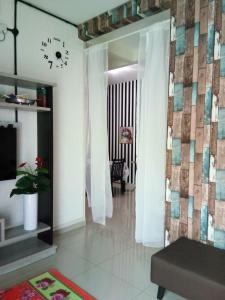 Kampong JemamparTeratak Delisha -musslim的客厅设有瓷砖墙和客厅。