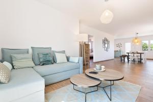 San Lorenzo de HortónsMasia Can Rovira - ESC1852的客厅配有蓝色的沙发和桌子