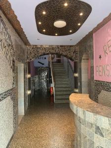 纽伦堡里诺膳食公寓酒店的走廊,楼梯,建筑有瓷砖