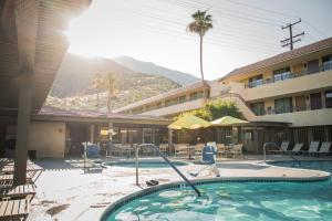 棕榈泉Vagabond Motor Hotel - Palm Springs的一座拥有游泳池的酒店,与度假村