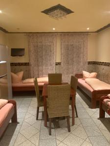 纽伦堡里诺膳食公寓酒店的配有床和桌椅的房间