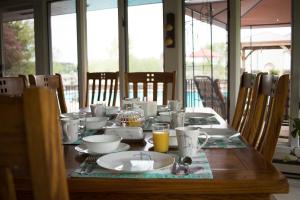 JuneauShane Acres Country Inn的一张木桌,上面有盘子的食物