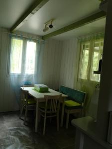 Le Mée杜浅眉木屋度假屋的客房设有桌椅和窗户。