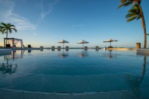 喀巴里特维林罗海滩公寓式度假酒店的一座棕榈树大型游泳池和游乐场