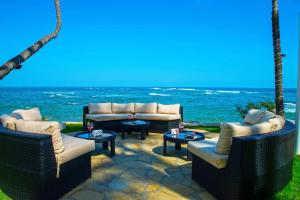 喀巴里特维林罗海滩公寓式度假酒店的一个带桌椅的庭院和大海