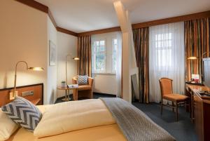 施瓦岑贝格诺伊施塔特霍夫酒店的配有一张床和一张书桌的酒店客房
