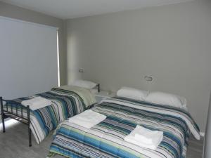 玛德琳港德尔雷酒店的两张睡床彼此相邻,位于一个房间里