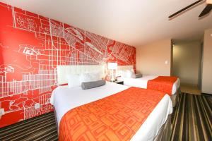 温尼伯豪生国际快捷旅馆的酒店客房设有两张床和红色的墙壁。