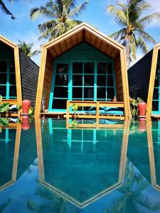 吉利特拉旺安Absolute Villa的棕榈树度假村前的游泳池
