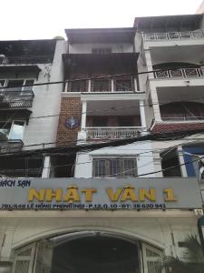 胡志明市Nhật Vân 1的前面有标志的建筑