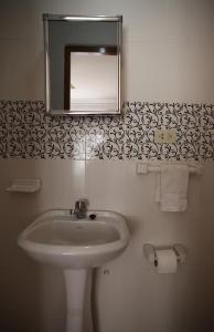 苏克雷Casa Los Jazmines的一间带水槽和镜子的浴室