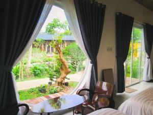 芹苴Binh Minh Eco Lodge的卧室设有窗户,享有树木美景