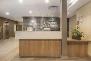 温莎Quality Inn & Suites Downtown Windsor, ON, Canada的大学医院的大厅,设有接待台