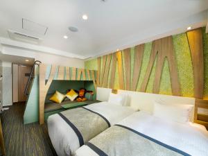 冲绳那霸旭桥托丽芙特酒店客房内的一张或多张床位