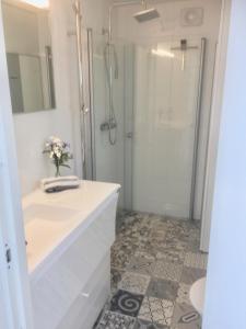 韦姆德Modern Villa in Stockholm Archipelago的一间带水槽和淋浴的浴室