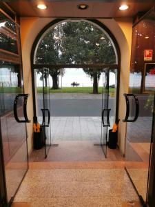 韦尔巴尼亚埃姆珀若酒店的享有公园景致的开放式门