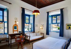 伊兹拉奥尔洛夫精品酒店 的一间卧室配有一张床、一张沙发和窗户。