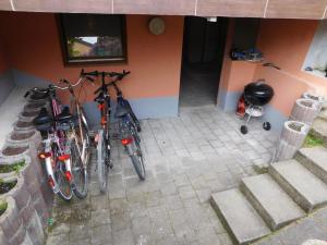 博德曼路德维希港Ferienhaus Seeperle的两辆自行车停在大楼的一侧