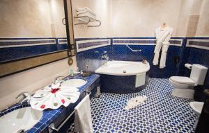 马拉喀什Palais Dar Si Aissa ALL-SUITES的一间带水槽、浴缸和卫生间的浴室