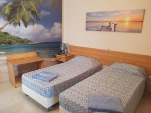 纳杜尔Mulino Court, Flat 5的一间卧室配有两张床,享有海洋景