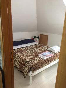 阿斯科利皮切诺Casa Fara Gino的一间卧室配有一张带豹纹图案的床铺