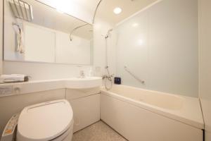 仙台里士满酒店普利米尔仙台站前的白色的浴室设有卫生间和浴缸。