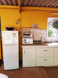 克拉伦代克Villa Chichila的厨房配有白色冰箱和窗户。