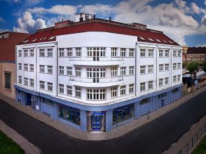 布尔诺Design apartments Brno-center的街道上白色的建筑,有红色的屋顶